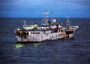 800px-US_Navy_090817-G-6414E-003_u_Feng,_a_Taiwanese-flagged_fishing_vessel_suspected_of_illegal_fishing_activity,_moves_through_the_water